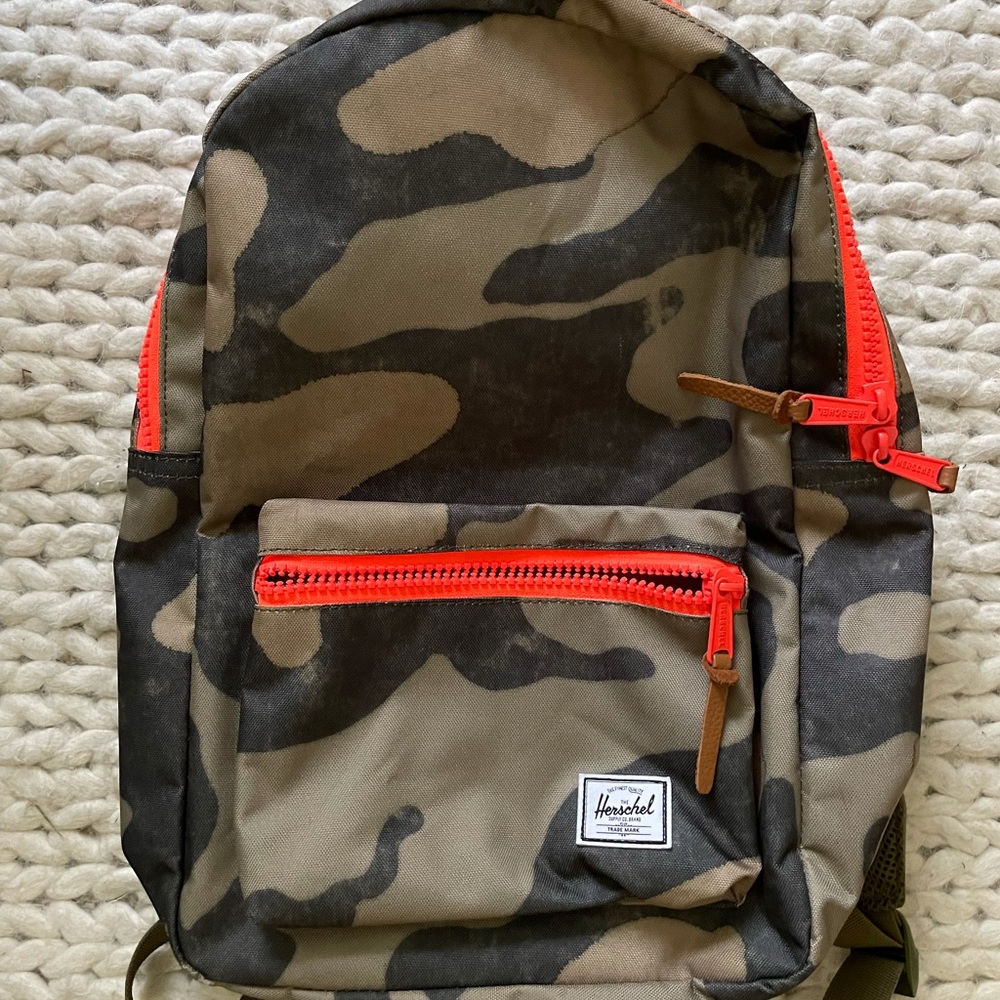 COPY - Herschel supply co camo backpack used once!